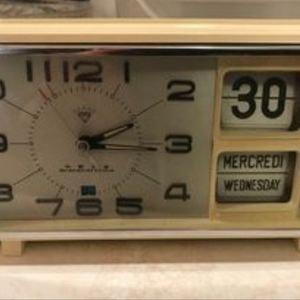 Vintage 1970s wind up clock with calendar